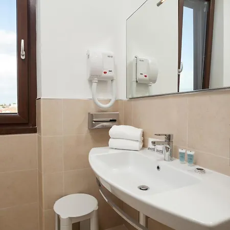 Window On Πανσιόν 4*